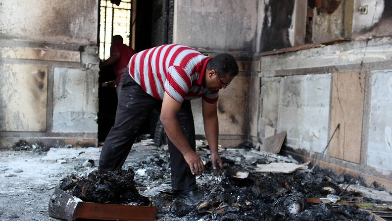 Egyptiläismies siivosi tulipalon jälkiä Fayomissa eilen poltetussa koptikristittyjen kirkossa.