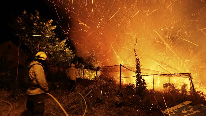 Palomiehet sammuttivat maastopaloa Camachassa Madeiran saarella varhain aamulla 20. heinäkuuta 2012.  