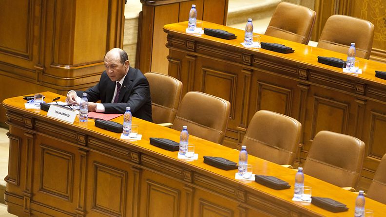 Presidentti Traian Basescun yksinäinen hahmo kuunteli virkasyytettä Romanian parlamentissa 5. heinäkuuta 2012.