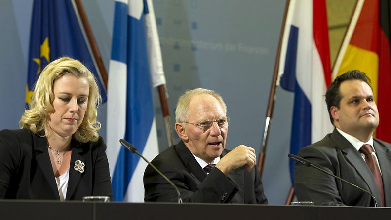 Jutta Urpilainen (vas.), Wolfgang Schäuble ja Jan Kees De Jager tiedotustilaisuudessa Berliinissä.