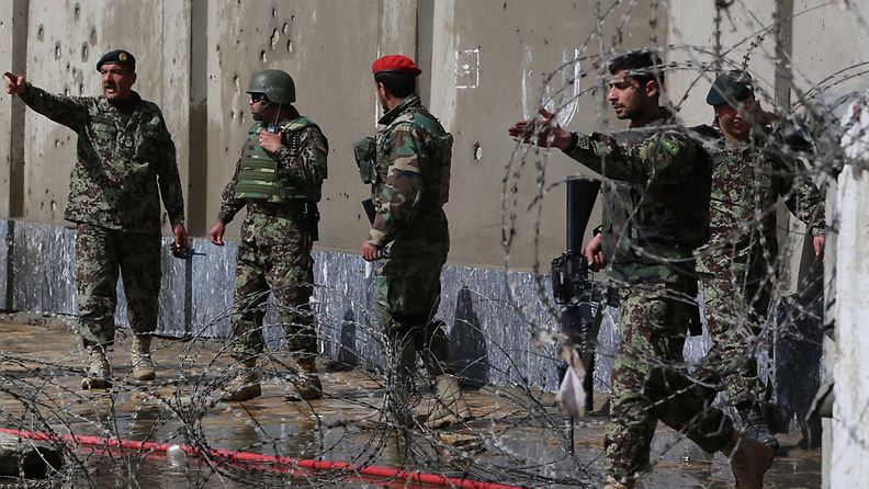Afganistanin armeija vahti aluetta Kabulissa pommi-iskun jälkeen 9.3.2013.
