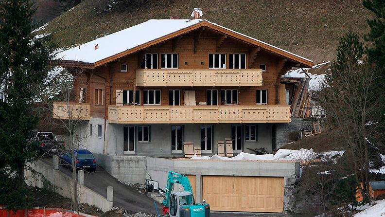 Tällaista taloa ranskalainen laulaja Johnny Hallyday rakennutti Sveitsin Gstaadiin 2006.