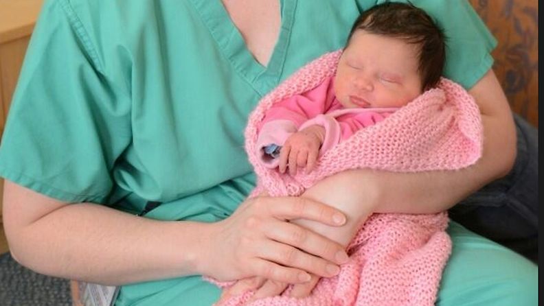 Edinburghissa puistonpenkiltä löydetty vastasyntynyt vauva voi sairaalan mukaan hyvin.
