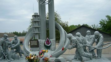 Tshernobyl-alueella oleva patsas ydinvoimalaonnettomuuden pelastustöissä toimineideiden kunniaksi.