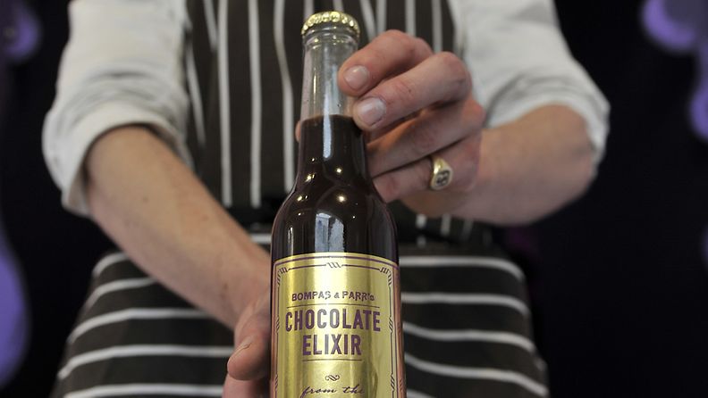 Britanniassa on tehty maailman ensimmäiseksi suklaaputoukseksi mainostettu rakennelma Lontoossa sijaitsevaan Whiteleys-ostoskeskukseen. Kuvassa putouksesta pullotettua suklaata 22.4.2011. 