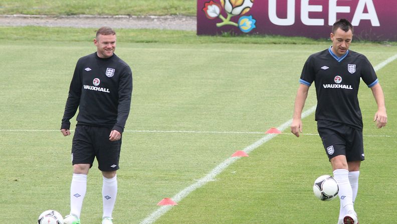 Englannin pelaajat Wayne Rooney ja John Terry harjoituksissa Krakovassa 22. kesäkuuta 2012.