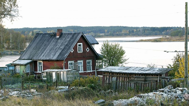 Talo ja pihapiiri Riekkalansaaressa Laatokan rannalla Sortavalan kaupungissa