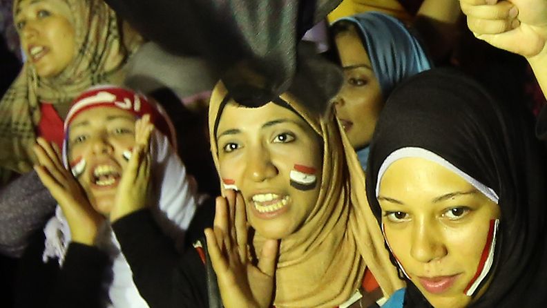 Egyptiläiset juhlivat presidentin erottamista.