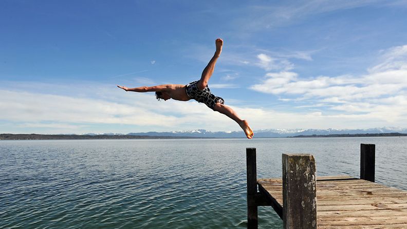 Oliver hyppää 9 asteiseen Starnberg-järveen Saksassa