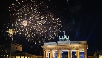 Berliiniläiset juhlivat uuttavuotta Brandenburgin portin edustalla.