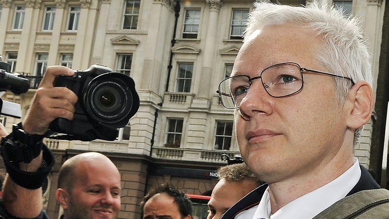Julian Assange saapuu Lontoossa korkeimpaan oikeuteen 12.7.2011.