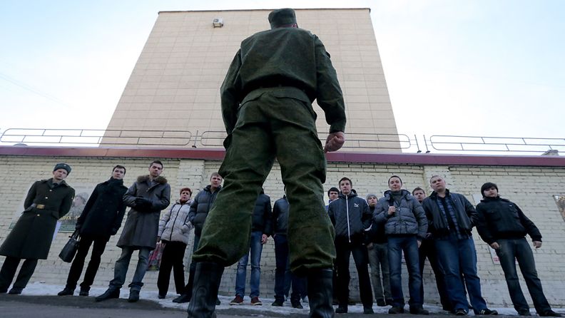 Venäjän armeijan upseeri kertoo palveluksesta nuorille miehille ja heidän äideilleen Pietarissa huhtikuussa 2013.