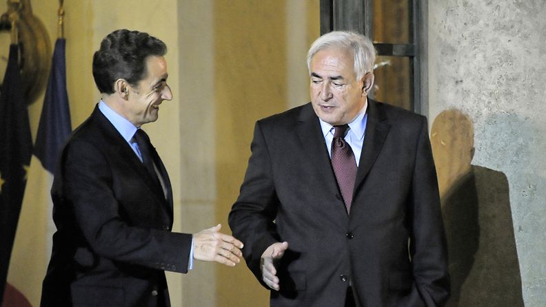 Ranskan presidentti Nicolas Sarkozy ja IMF:n pääjohtaja Dominique Strauss-Kahn kättelevät Pariisissa 17.10.2010.