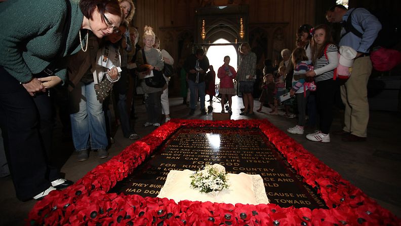 Herttuatar Catherinen kimppu asetettiin tuntemattoman sotilaan haudalle. Getty Images