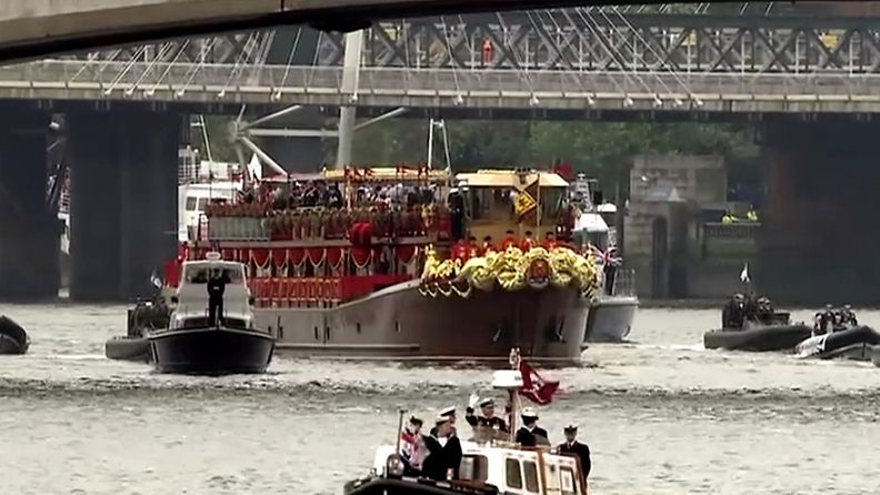 Kuningasperhettä kuljettanut seremonia-alus Spirit of Chartwel. Kuvakaappaus EBU:n videomateriaalista.