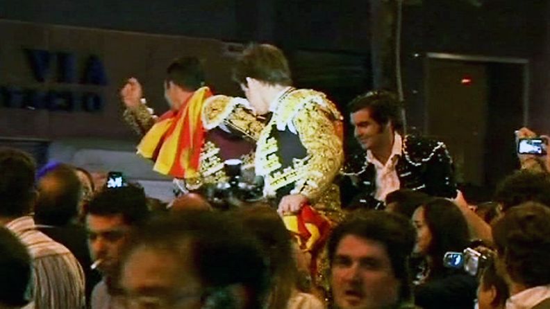 Matadoreja kannettiin olkapäillä väkijoukon keskellä Barcelonan viimeisen härkätaistelun jälkeen.