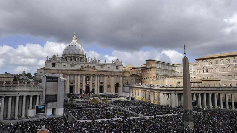 Arviolta 100 000 kerääntyi jälleen kuuntelemaan Paavin pääsiäispuhetta Pietarinkirkon aukiolle.