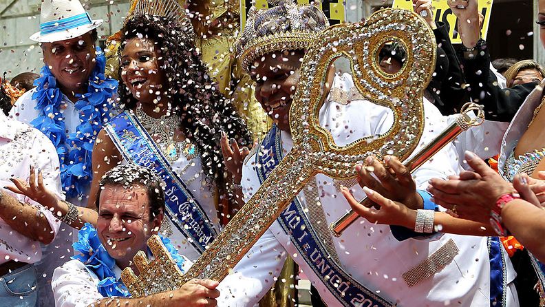 Rio de Janeiron pormestari avaa sambakarnevaalit Rio de Janeirossa .8.2.2013