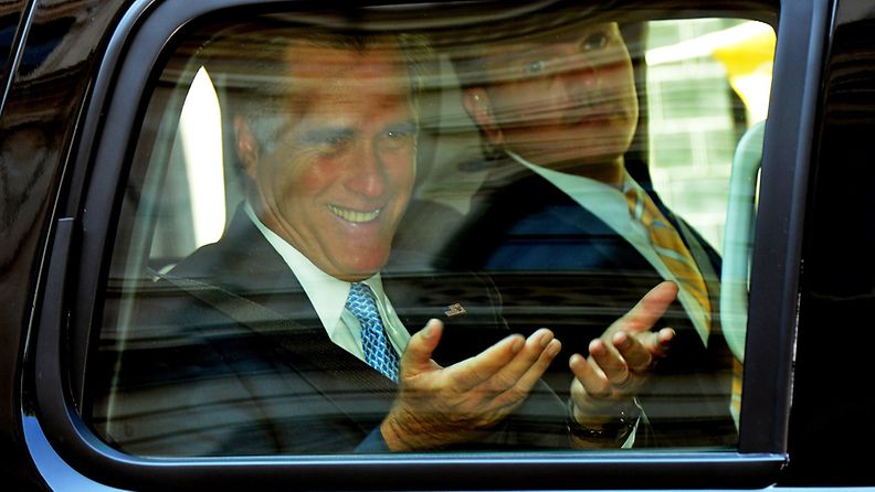 Republikaanien presidenttiehdokas Mitt Romney matkalla tapaamaan Britannian pääministeriä David Cameronia. 