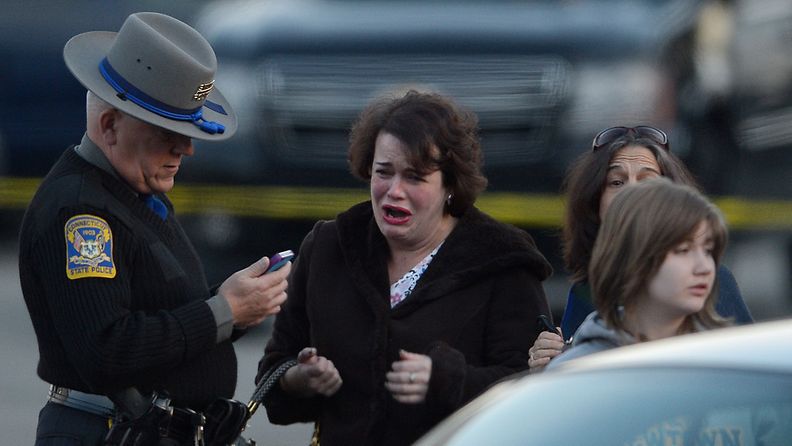 Järkyttyneitä omaisia Sandy Hookin koulun lähistöllä 14. joulukuuta 2012.