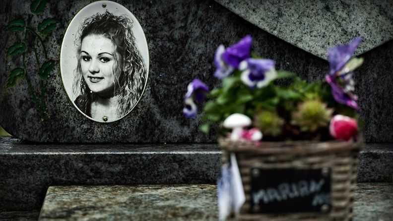 Kukkia Marianne Vaastran haudalla, jonka murha selvitettiin 13 vuoden jälkeen.