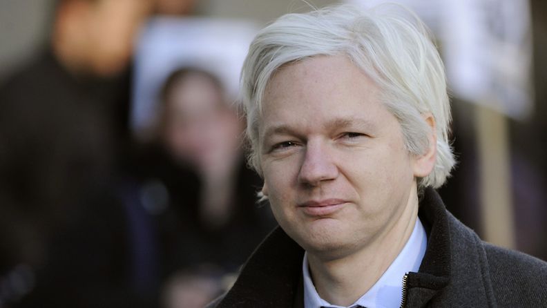 Julian Assange saapumassa oikeuteen Lontoossa 2.2.2012.