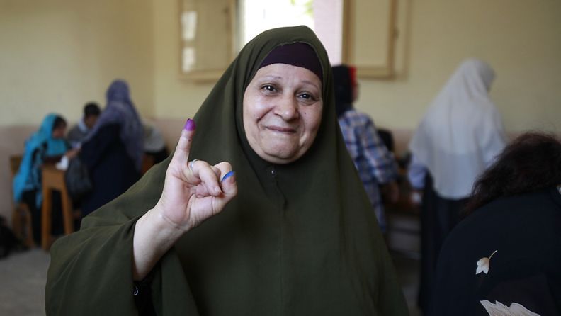 Egyptiläisnainen näytti äänestämisen merkiksi musteella värjättyä sormeaan Shubran lähiössä Kairossa Egyptissä 16. kesäkuuta 2012.