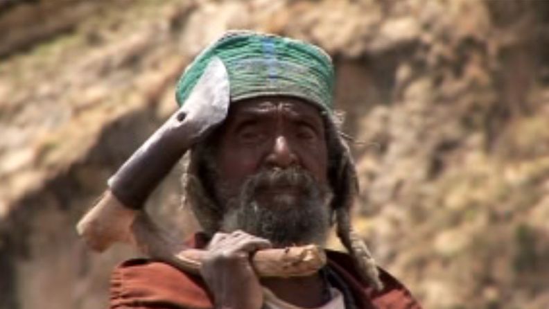 76-vuotias Aba Defar on kaivanut 12 luolakirkkoa kallion sisään.