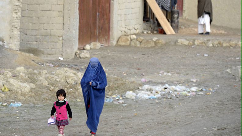 Burkaan pukeutunut afgaaninainen tyttärensä kanssa Mazar-i Sharifissa Afganistanissa 30. tammikuuta 2013. Mm. suomalaisten ISAF-kriisinhallintajoukkojen tukikohta Camp Northern Lights sijaitsee Mazar-i Sharifissa.