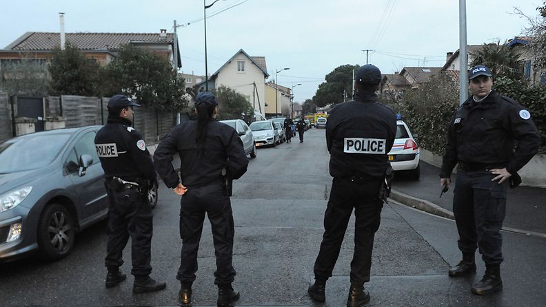 Poliisit vartioivat katua piirityspaikan lähistöllä Toulousessa.