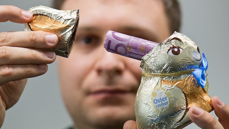 Tulliviranomainen esitteli Frankfurtissa suklaapupua, jonka avulla yritettiin salakuljettaa rahaa.