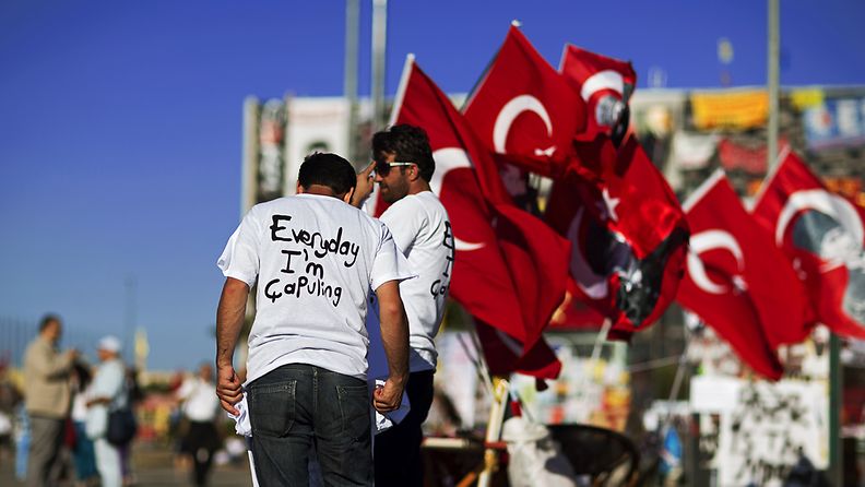 Katukauppiaita Taksim-aukiolla Istanbulissa 10. kesäkuuta.