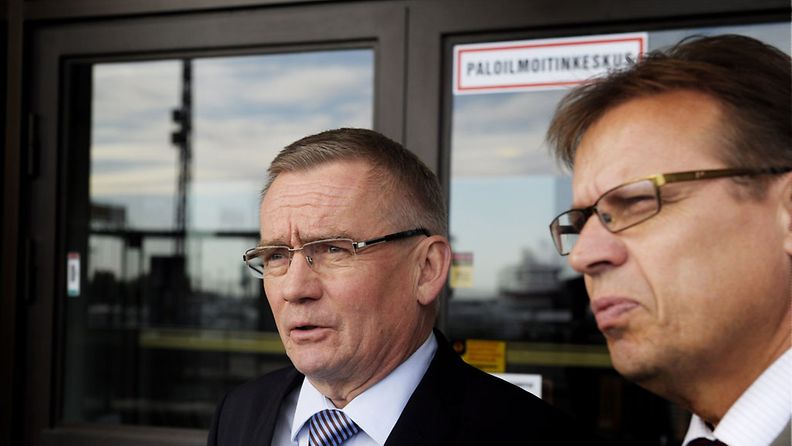 SAK:n puheenjohtaja Lauri Lyly (oik.) ja STTK:n puheenjohtaja Mikko Mäenpää kommentoivat Työmarkkinajärjestöjen neuvotteluiden tilannetta poistuessaan neuvotteluista Etelärannasta Helsingissä 28. syyskuuta 2011.  