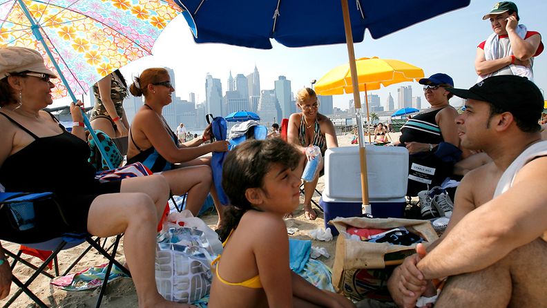 n: The Garcia Arroyo Mangone and Sotto families of Brooklyn enjoy a picnic with the New York skyline in the background near the Floating Pool Lady a floating pool anchored on the edge of the East River in Brooklyn New York USA on 09 July 2007. Temperatures in the city were in the 90s and were expected to stay high for a number of days. EPA/JUSTIN LANE 