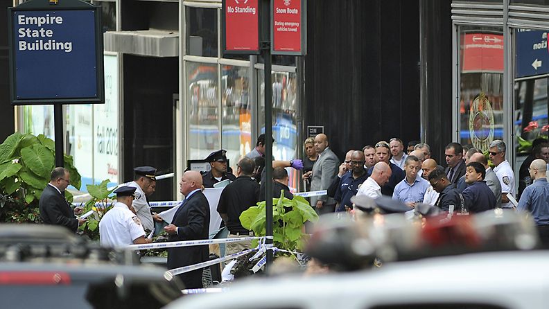 Poliisit eristävät alueen Empire State Buildingin edessä ampumisvälikohtauksen jälkeen 24.8.2012.