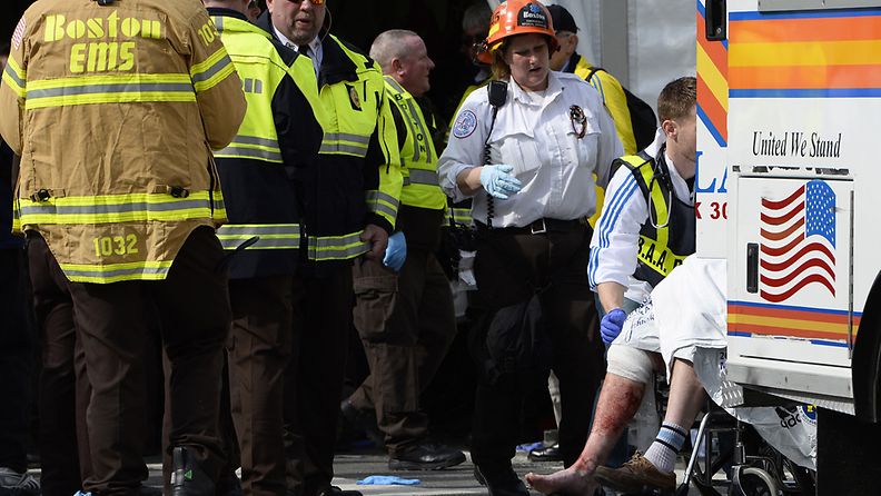 Loukkaantuneita siirrettiin ambulanssiin Bostonissa. 