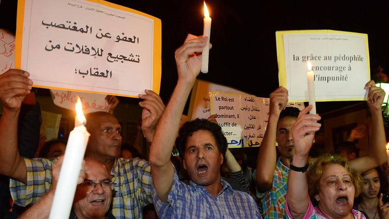 Marokossa sadat ihmiset osoittivat eilen mieltään raiskauksista tuomitun espanjalaismiehen armahduspäätöstä vastaan. 