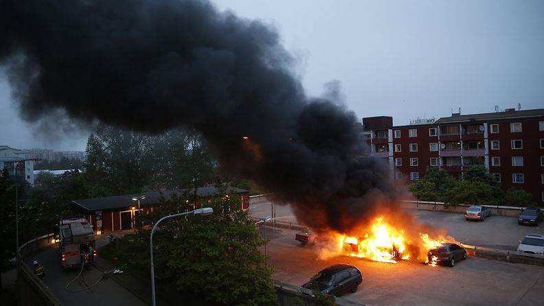 Tukholman pohjoispuolella Husbyssä sytytettiin autoja palamaan.