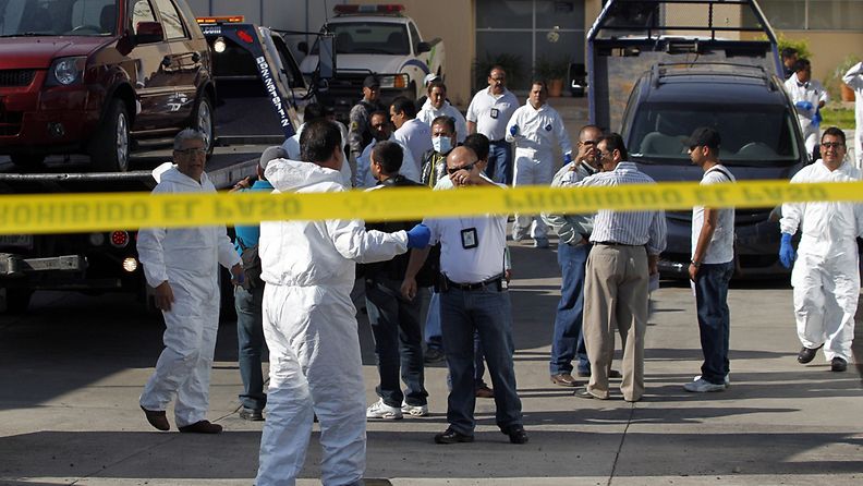 Tutkijat paikalla, josta löydettiin 18 ruumista Guadalajarassa Meksikossa 9. toukokuuta.