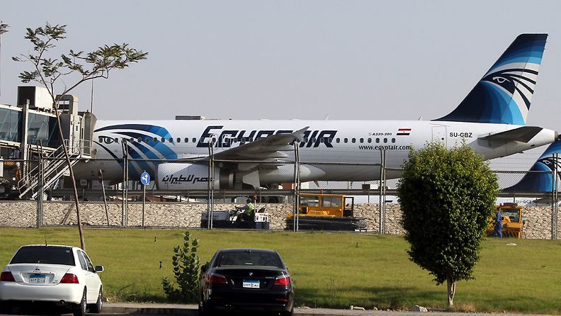 EgyptAir-yhtiön kone Kairon lentokentällä.
