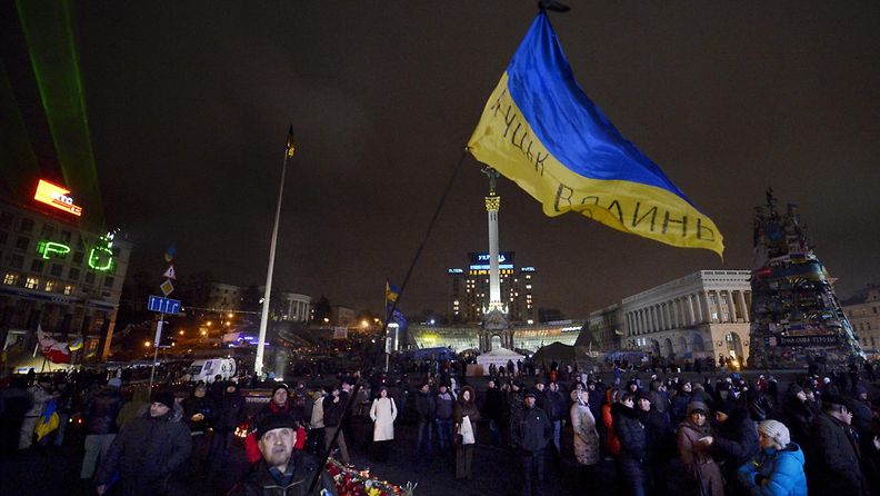 Ihmiset kokoontuivat Itsenäisyysaukiolle Kiovassa 25. helmikuuta 2014.