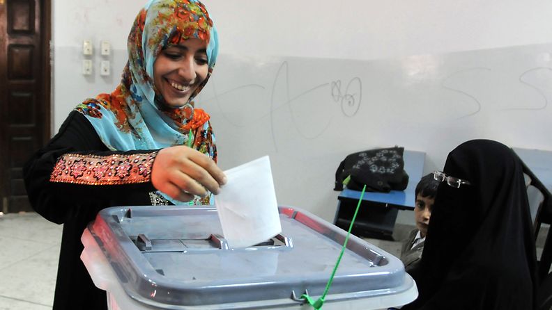 Rauhannobelisti Tawakkul Karman äänestämässä.
