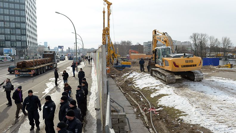 Poliisit suojasivat Berliinin muurin purkutöitä 27. maaliskuuta 2013.