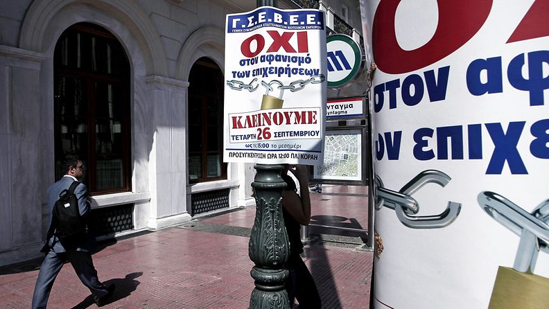 Ateenan kaduille on ripustettu julisteita, joissa kerrotaan päivän mittaisesta yleislakosta.