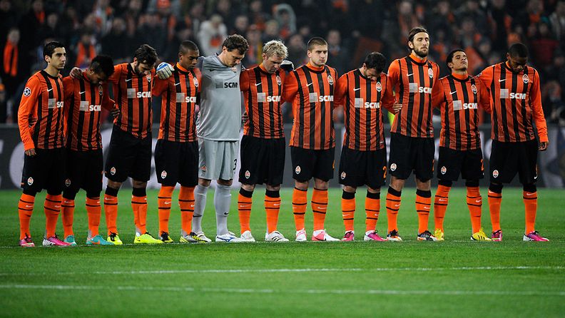 Shakhtar Donetsk -jalkapallojoukkueen pelaajat kunnioittivat lentoturman uhreja ennen ottelua Ukrainassa 13.2.2013.