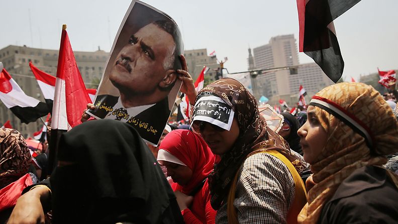 Mielenosoittajat kantavat Egyptin entisen presidentti Nasserin kuvaa mielenosoituksessa Kairossa. 