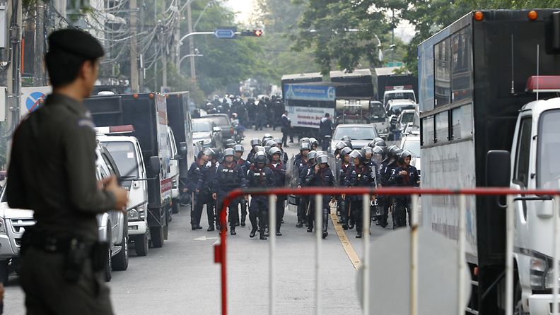 Kuvassa mellakkapoliiseja valmistautumassa Thaimaan hallintoa vastustavien mielenosoitukseen Bangkokissa 24. marraskuussa 2012.