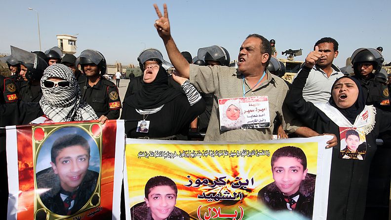 Egyptin syrjäytetyn presidentin Hosni Mubarakin vastustajat oikeussalin ulkopuolella Kairossa 2.6.2012. 