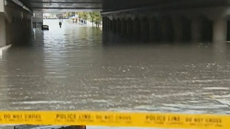 Ennätyssade aiheutti tulvan Kanadan suurimmassa kaupungissa Torontossa.