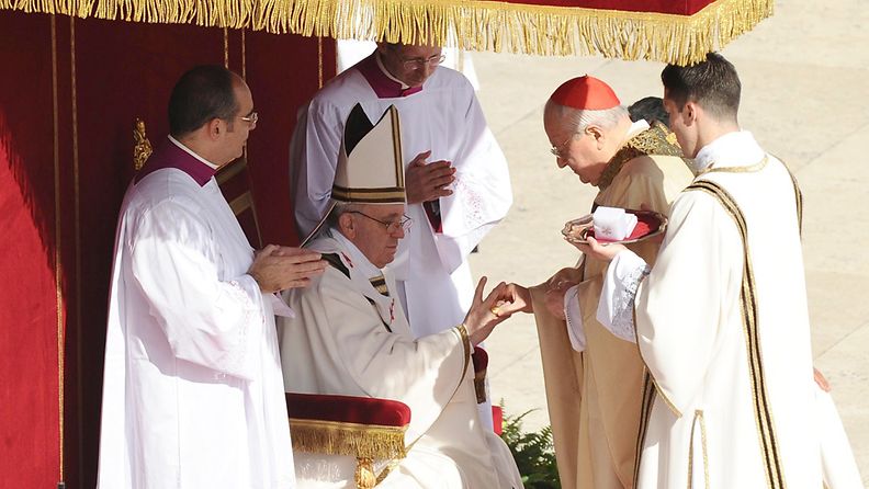 Paavi sai sormeensa kalastajansormuksen.